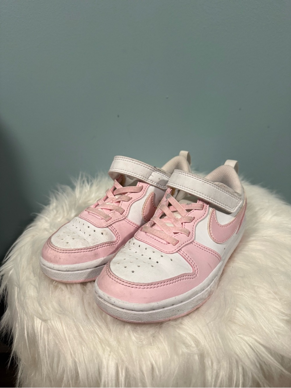 Nike Kids White and Pink Low-Top Sneakers with Hook-and-Loop Strap